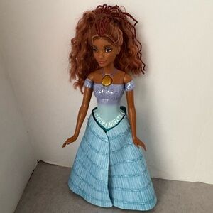 Mattel The Little Mermaid Transforming Ariel Fashion Doll Human to Mermaid